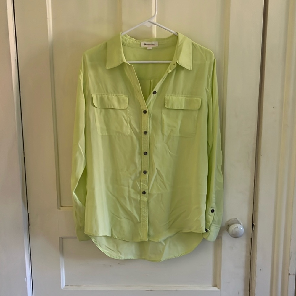 Tura By Vince Camuto 100% silk Womens Button up shirt size M